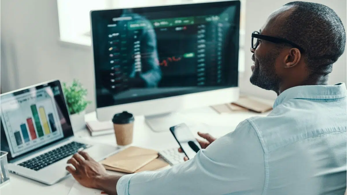 Immigrate to Canada as an Investment Analyst