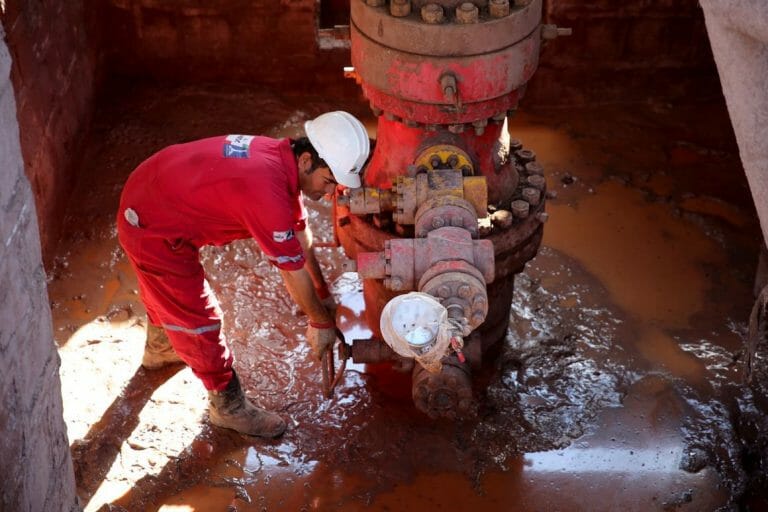 Immigrate to Canada as an Oil And Gas Drilling Servicing Labourer