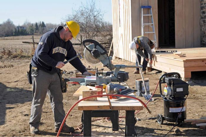 How to Become a Carpenter in Canada in 5 Steps